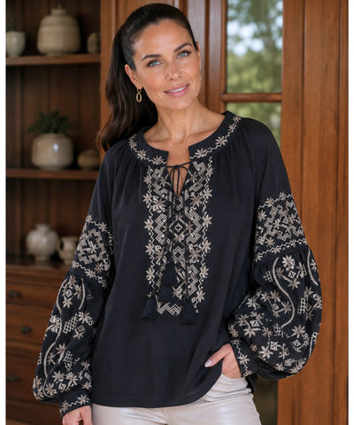 Blusa feminina manga bufante bordada preto e bege com bordado geometrico - Lice, modelo usando de frente