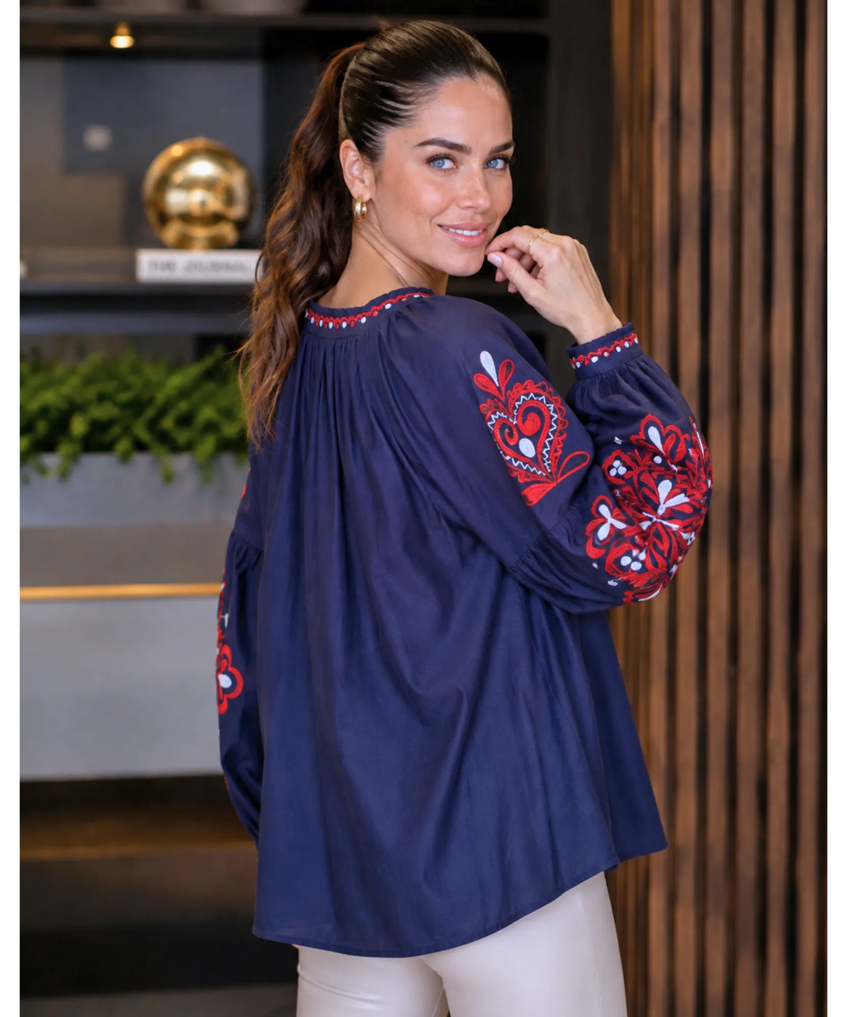 Blusa feminina manga bufante bordada azul escuro com bordado medalhao, vista de costas - Lice