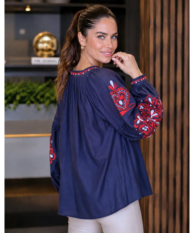 Blusa feminina manga bufante bordada azul escuro com bordado medalhao, vista de costas - Lice