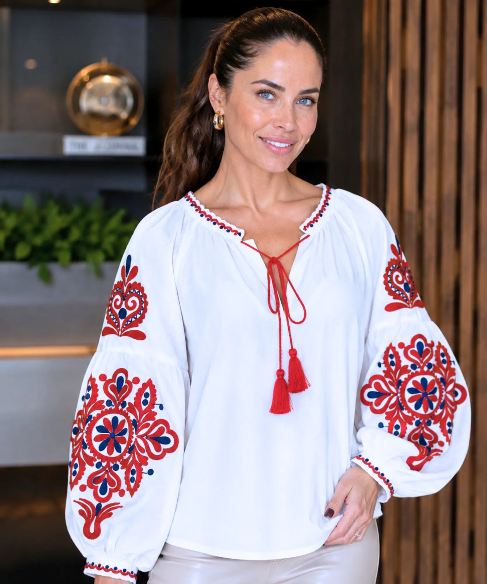 Blusa feminina manga bufante bordada branco com bordado medalhao vermelho e azul - Lice, modelo usando de frente