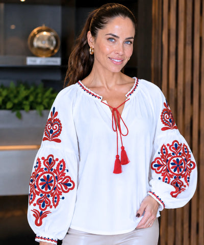 Blusa feminina manga bufante bordada branco com bordado medalhao vermelho e azul - Lice, modelo usando de frente