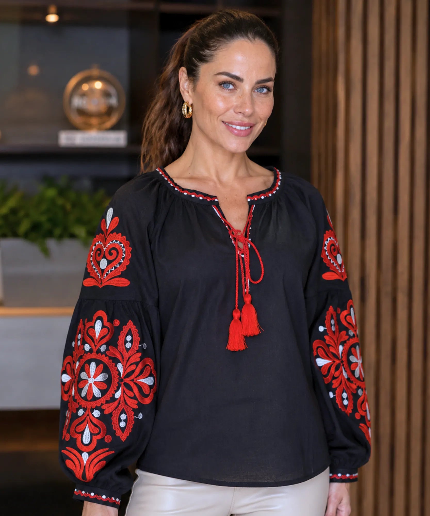 Blusa feminina manga bufante bordada preto com bordado medalhao, corpo inteiro - Lice