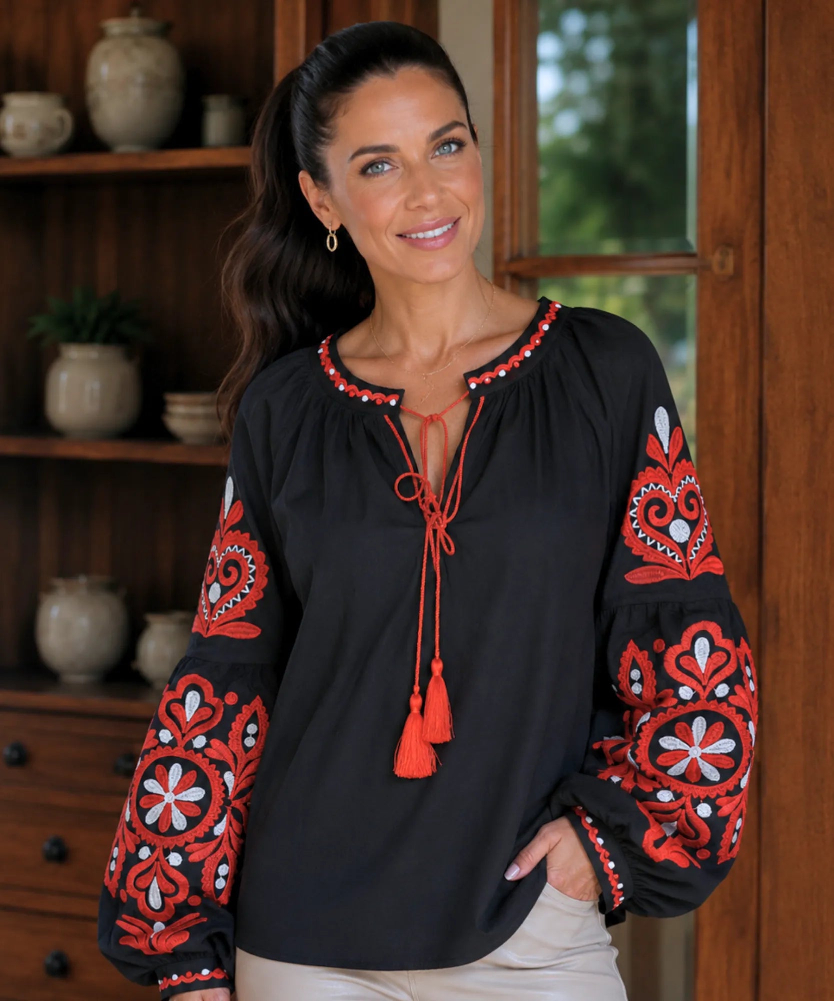 Blusa feminina manga bufante bordada preto com bordado medalhao vermelho e branco - Lice, modelo usando de frente