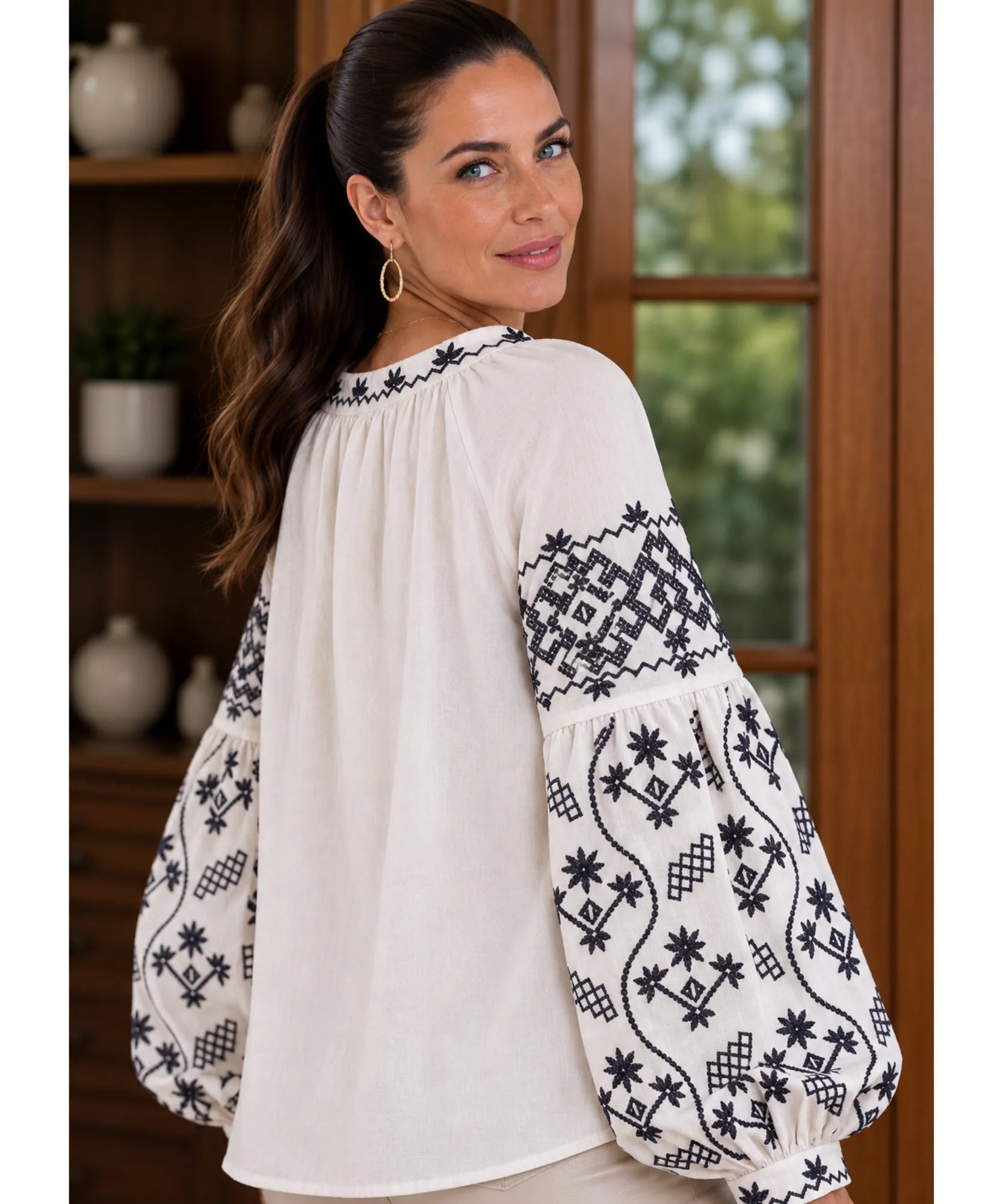 Blusa feminina manga bufante bordada bege, vista de costas com detalhe do bordado - Lice