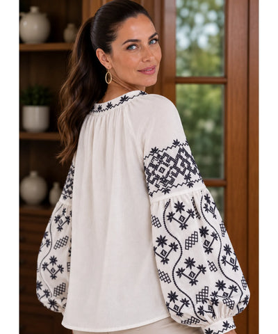 Blusa feminina manga bufante bordada bege, vista de costas com detalhe do bordado - Lice