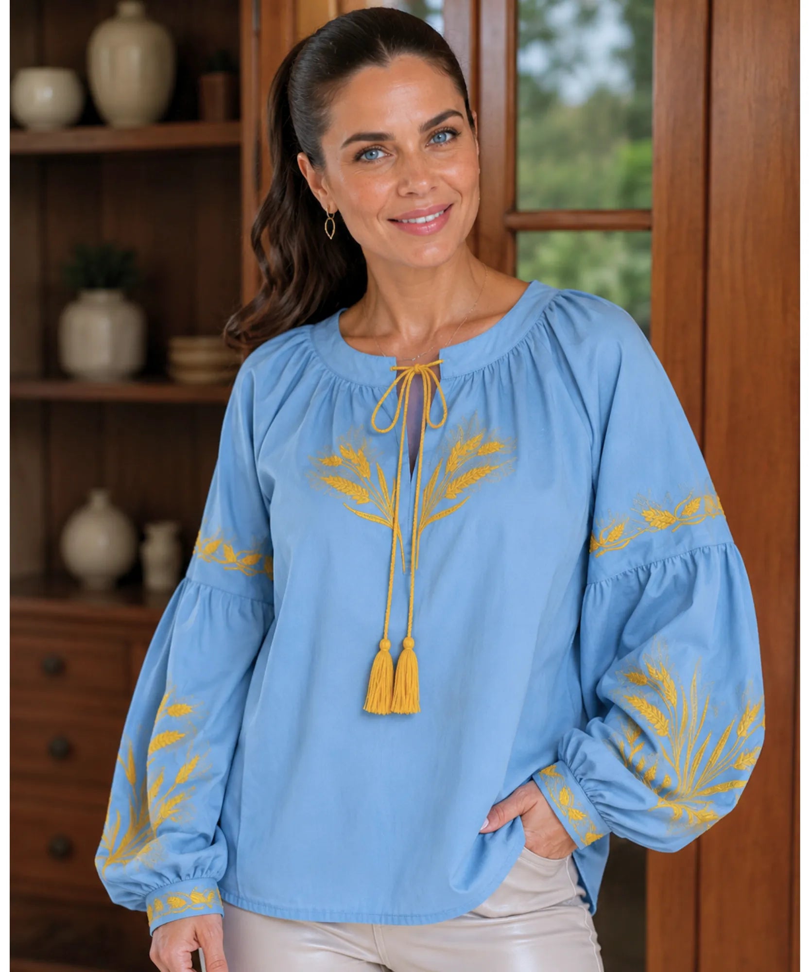 Blusa feminina manga bufante bordada azul serenity com bordado trigo dourado - Lice, modelo usando de frente