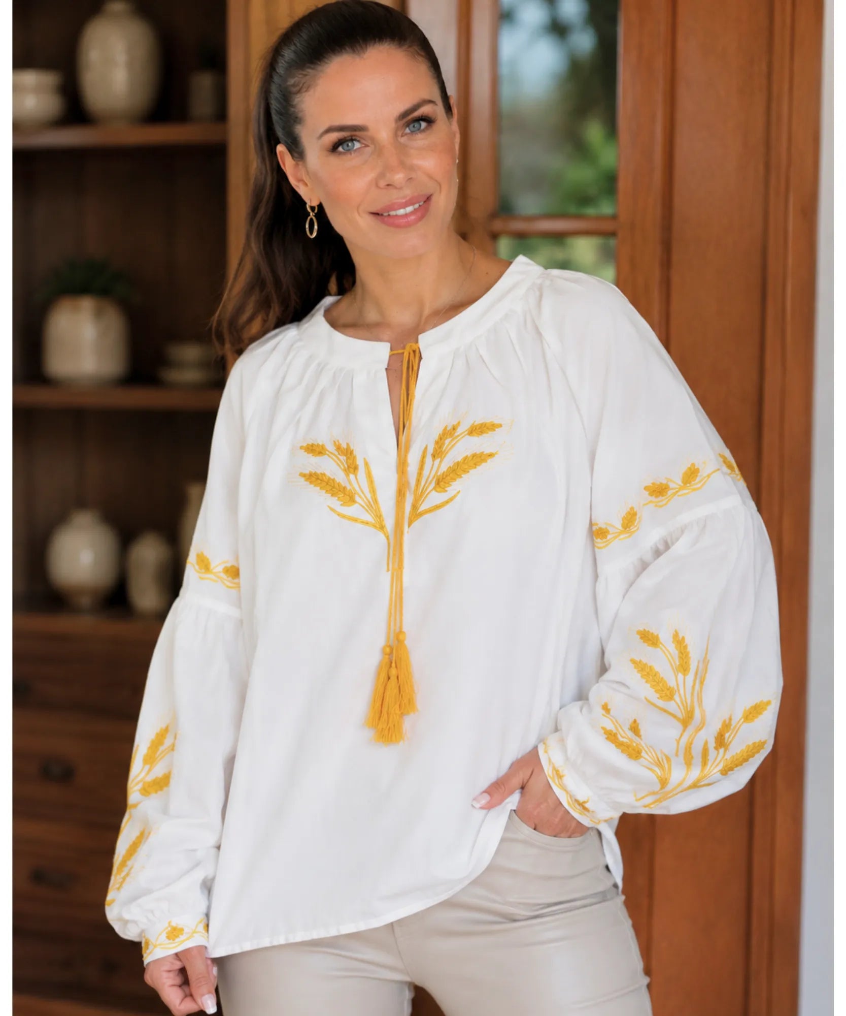 Blusa feminina manga bufante bordada branco com bordado trigo dourado - Lice, modelo usando de frente