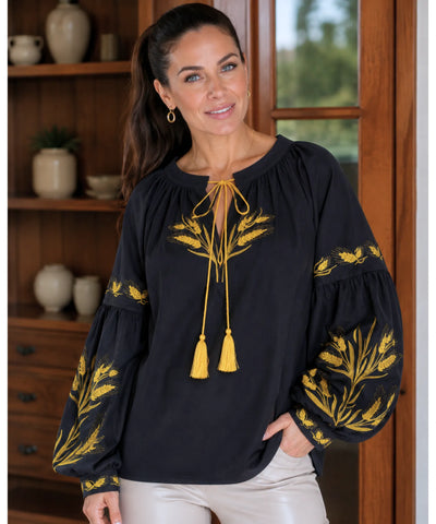 Blusa feminina manga bufante bordada preto com bordado trigo dourado - Lice, modelo usando de frente