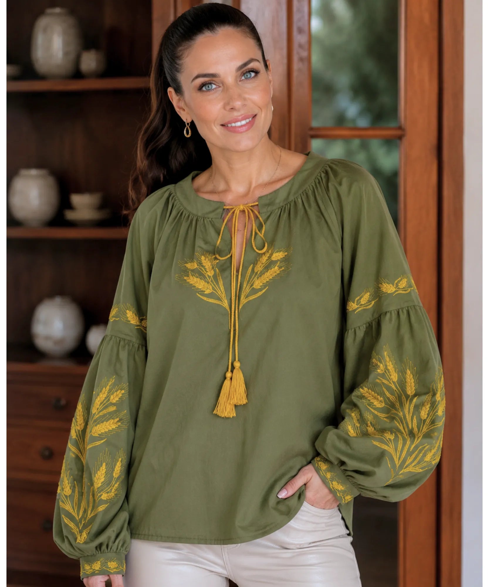 Blusa feminina manga bufante bordada verde com bordado trigo dourado - Lice, modelo usando de frente