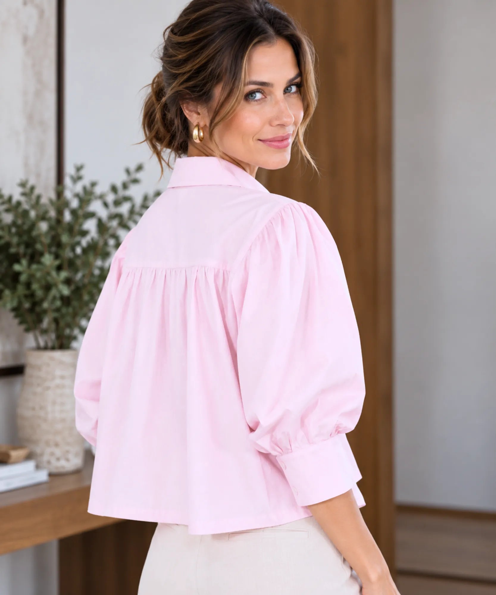 Blusa manga bufante rosa vista de costas, com franzido no encaixe