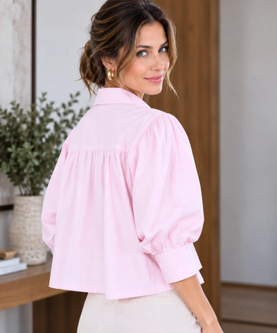 Blusa manga bufante rosa vista de costas, com franzido no encaixe