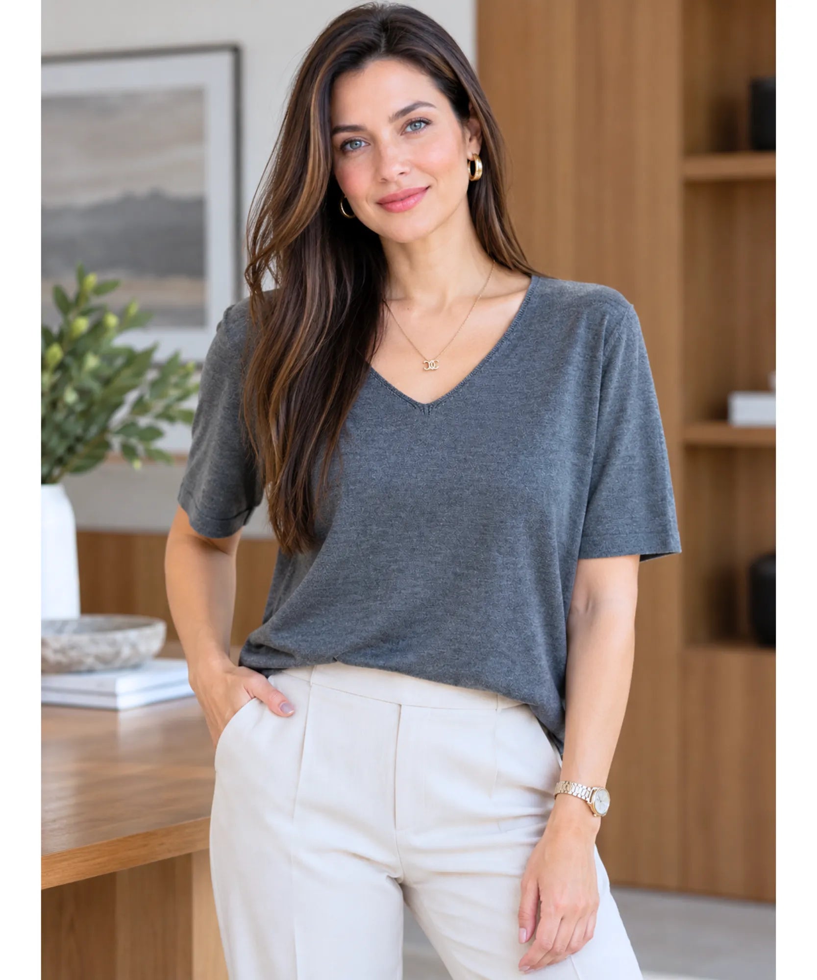 Blusa manga curta feminina cinza combinada com calça off white