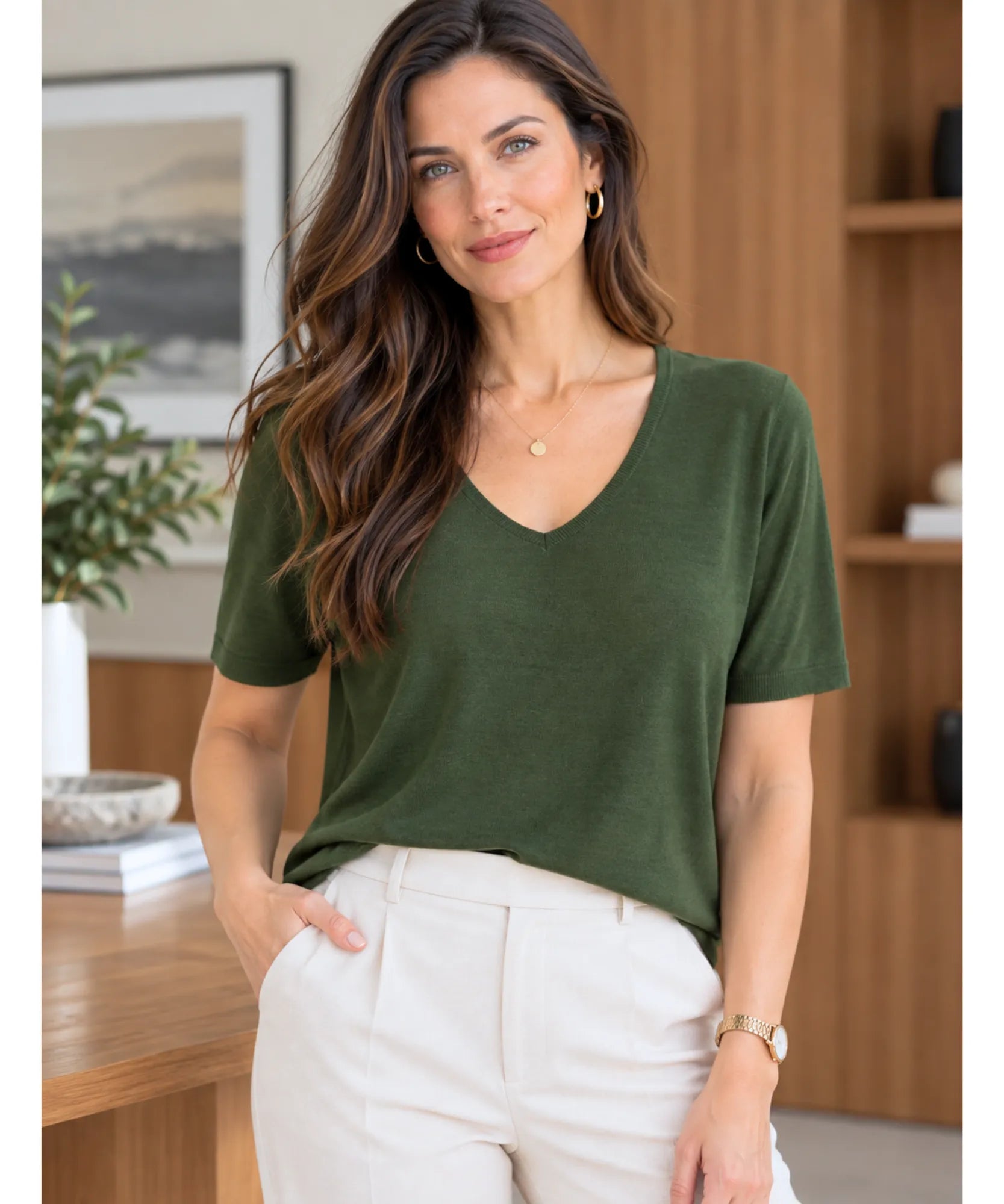 Blusa manga curta verde militar com calça branca