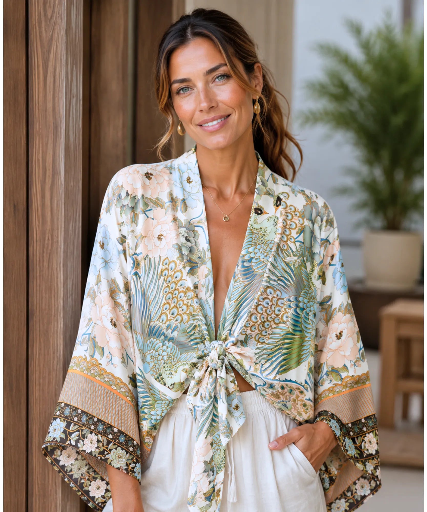 Blusa feminina manga morcego Bêa - estampa bege areia floral, modelo usando