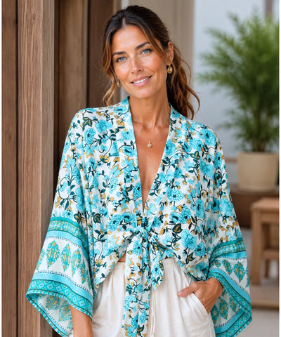 Blusa feminina manga morcego Bêa - estampa branca com azul claro floral, modelo usando