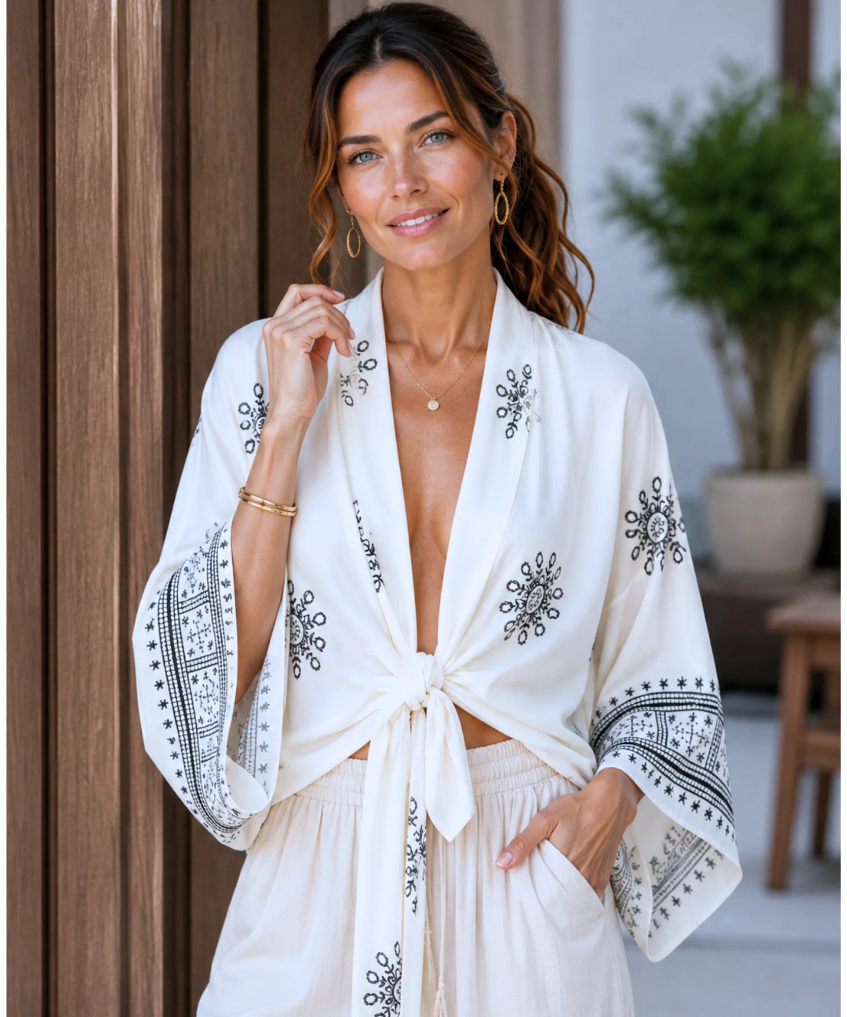 Blusa feminina manga morcego Bêa - estampa branca bordada, modelo usando
