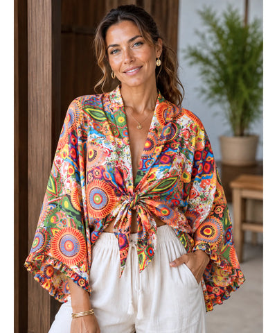 Blusa feminina manga morcego Bêa - estampa multicolorida mandala, modelo usando
