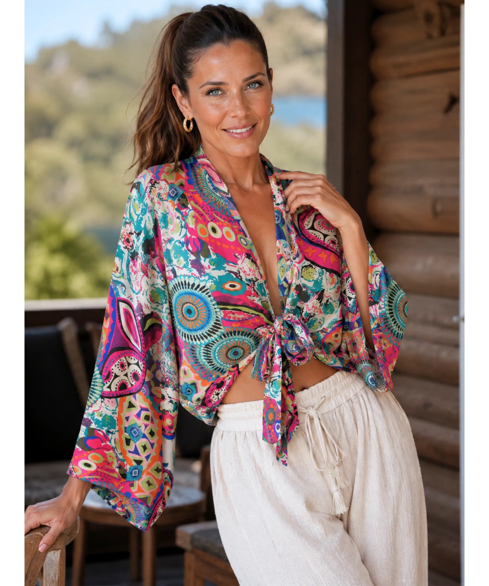 Blusa feminina manga morcego Bêa - estampa rosa e azul mandala, modelo usando vista 2