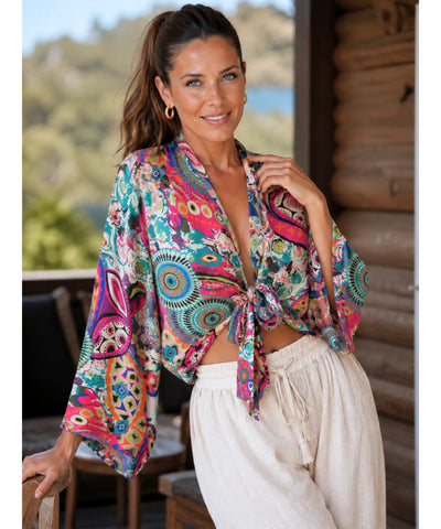 Blusa feminina manga morcego Bêa - estampa rosa e azul mandala, modelo usando vista 2