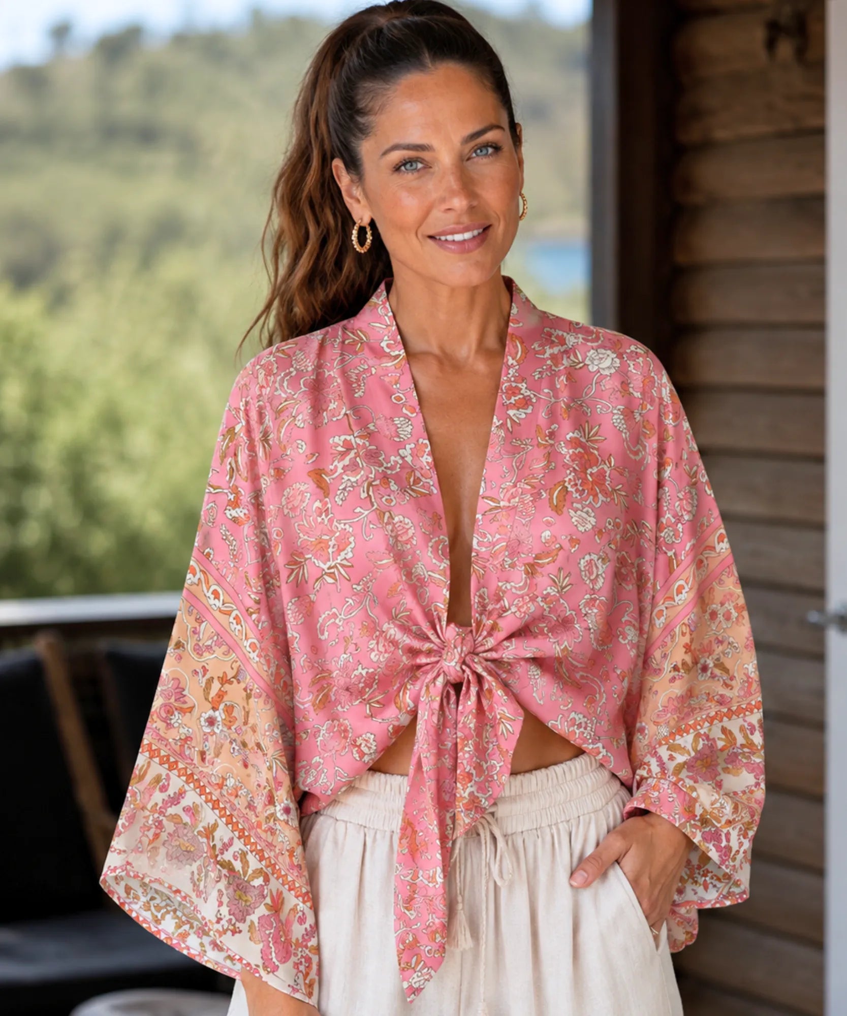 Blusa feminina manga morcego Bêa - estampa rosa floral, modelo usando
