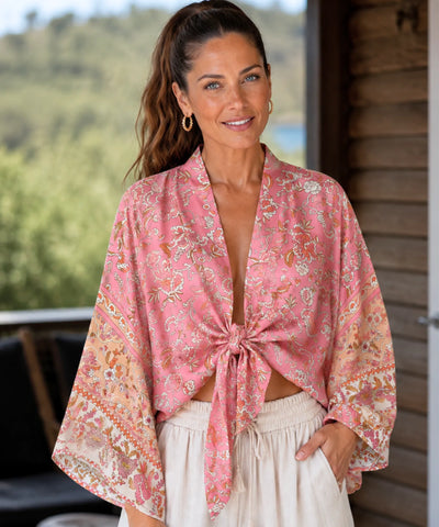Blusa feminina manga morcego Bêa - estampa rosa floral, modelo usando
