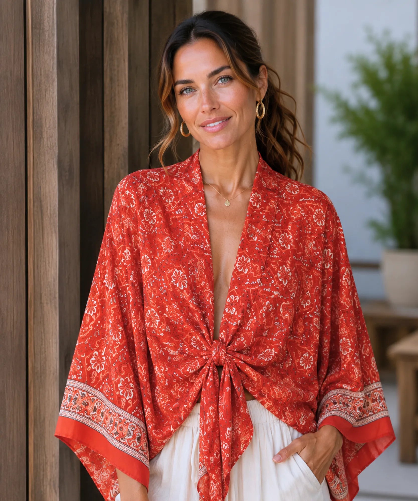 Blusa feminina manga morcego Bêa - estampa terracota floral, modelo usando