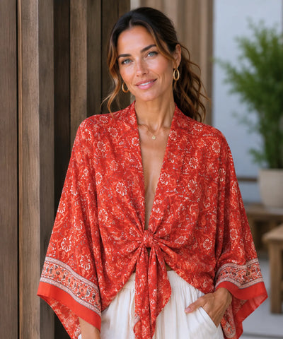 Blusa feminina manga morcego Bêa - estampa terracota floral, modelo usando