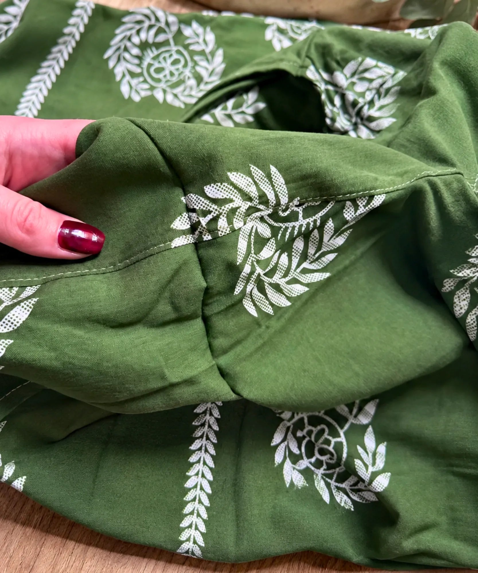 Blusa feminina manga morcego Bêa - estampa verde folhas, detalhe do tecido