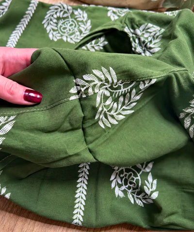 Blusa feminina manga morcego Bêa - estampa verde folhas, detalhe do tecido