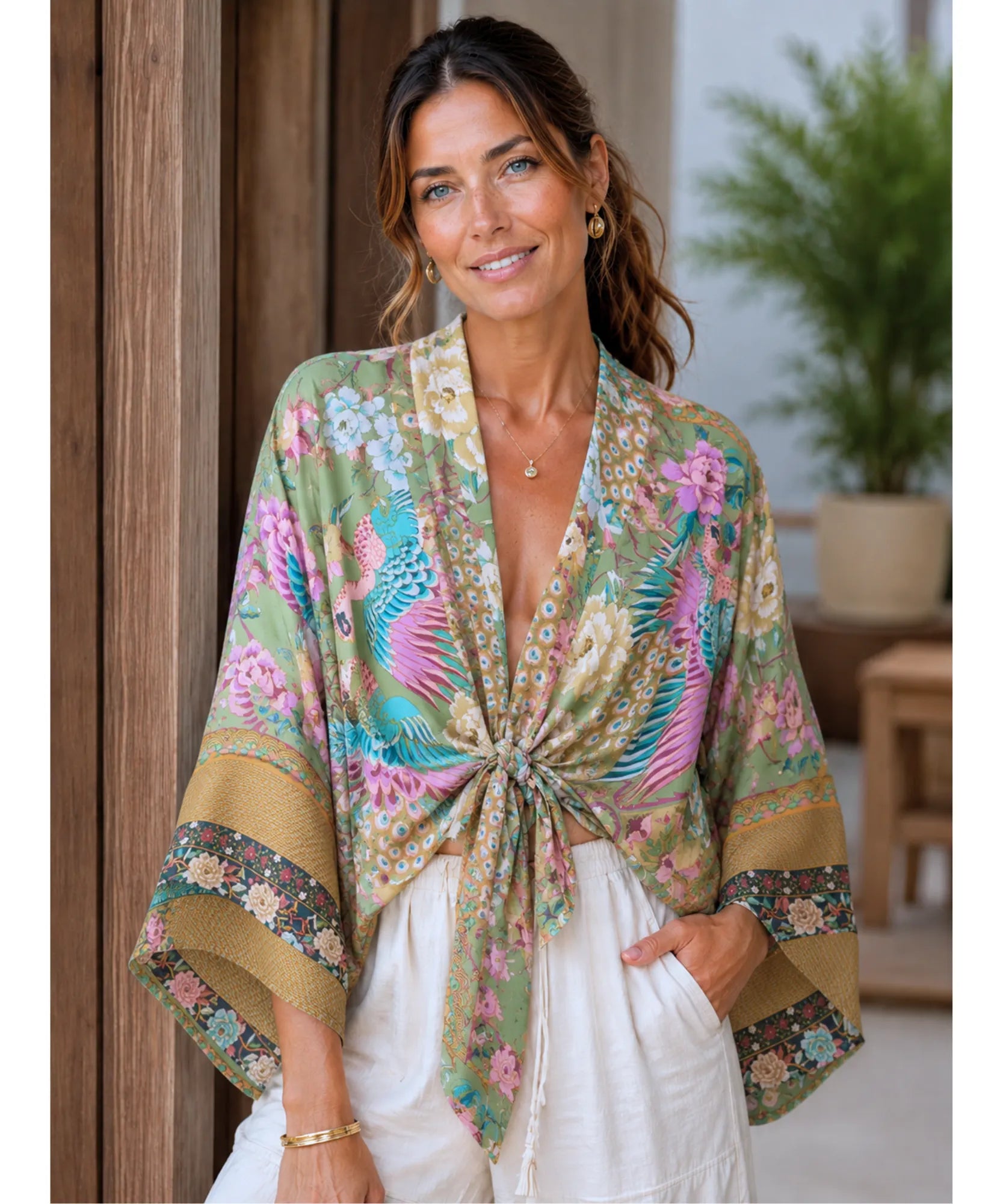 Blusa feminina manga morcego Bêa - estampa verde floral, modelo usando