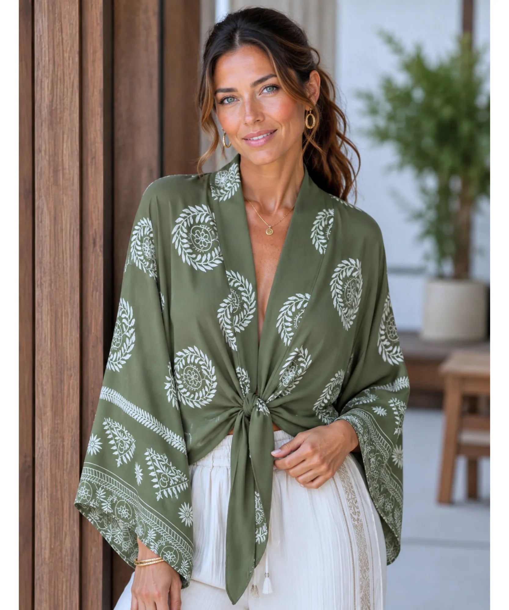 Blusa feminina manga morcego Bêa - estampa verde folhas, modelo usando