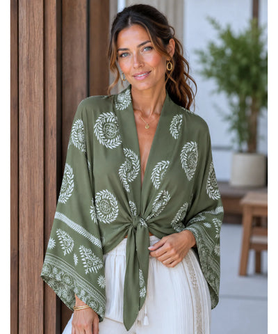 Blusa feminina manga morcego Bêa - estampa verde folhas, modelo usando