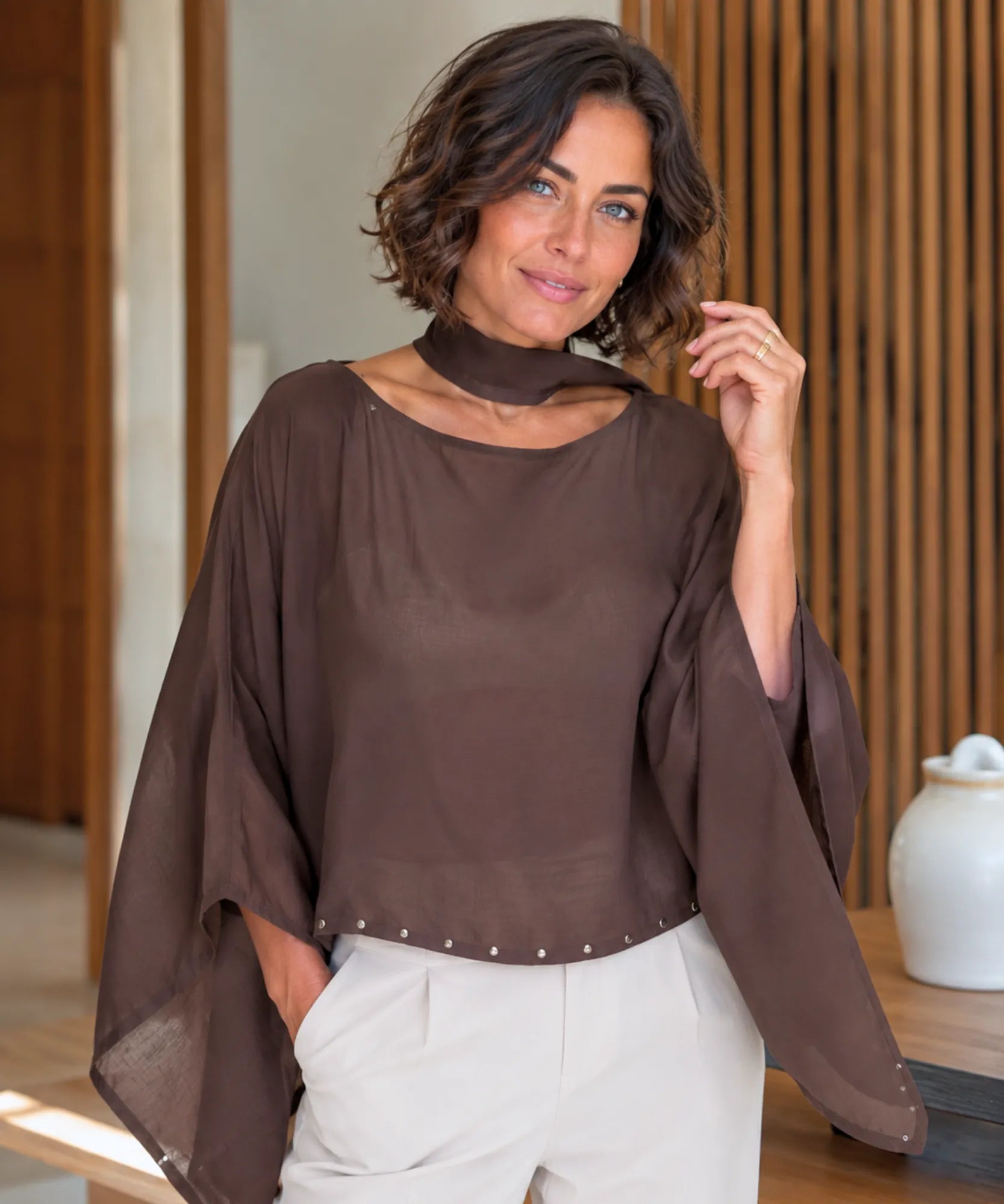 Blusa manga morcego curta marrom vista de frente com calça bege