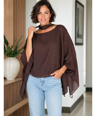 Blusa marrom manga morcego combinada com calça jeans clara