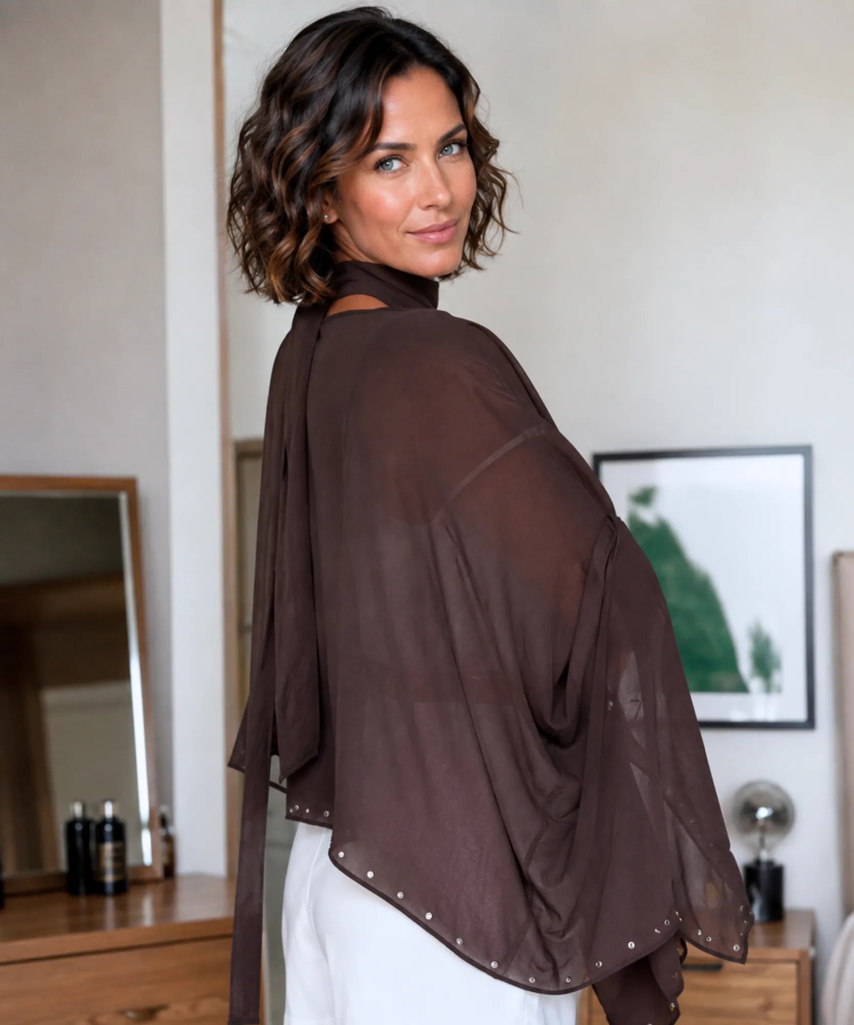 Blusa manga morcego marrom vista de costas com barra assimétrica