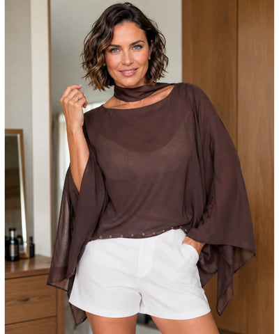 Blusa marrom manga morcego curta com short branco de alfaiataria