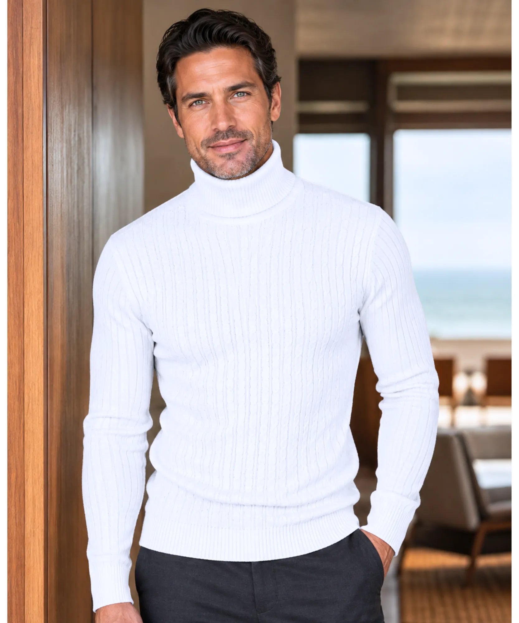 Modelo vestindo blusa masculina gola alta tricot branca