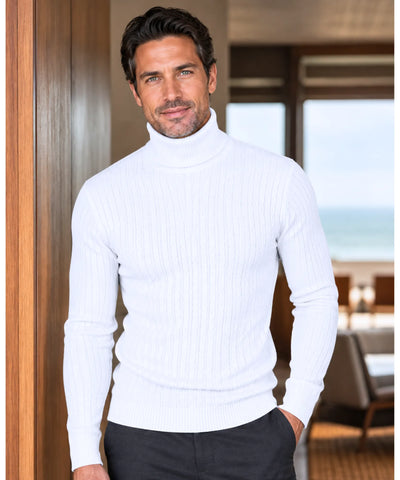 Modelo vestindo blusa masculina gola alta tricot branca