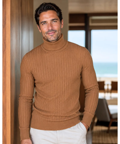 Modelo vestindo blusa masculina gola alta tricot caramelo