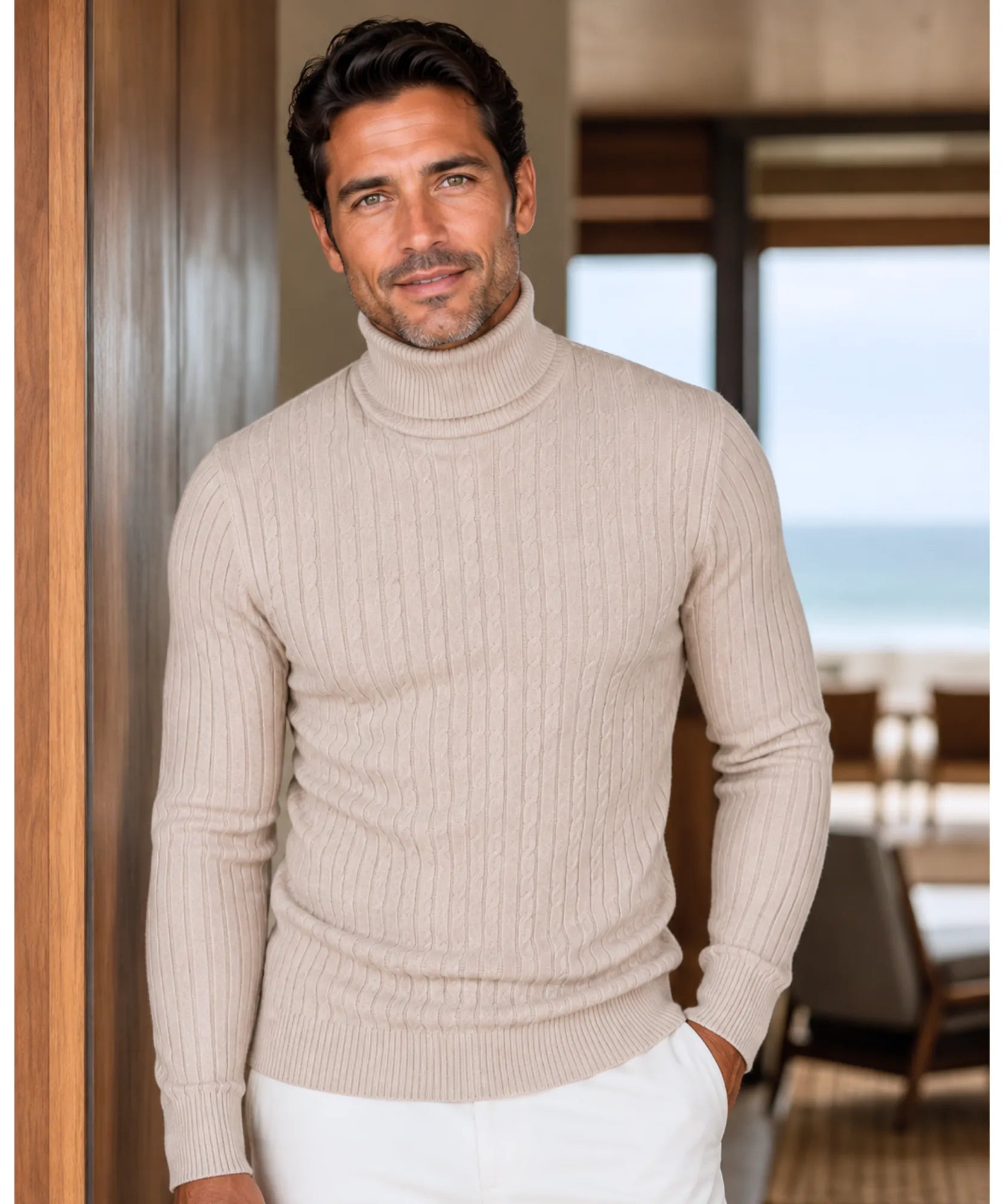 Modelo vestindo blusa masculina gola alta tricot nude