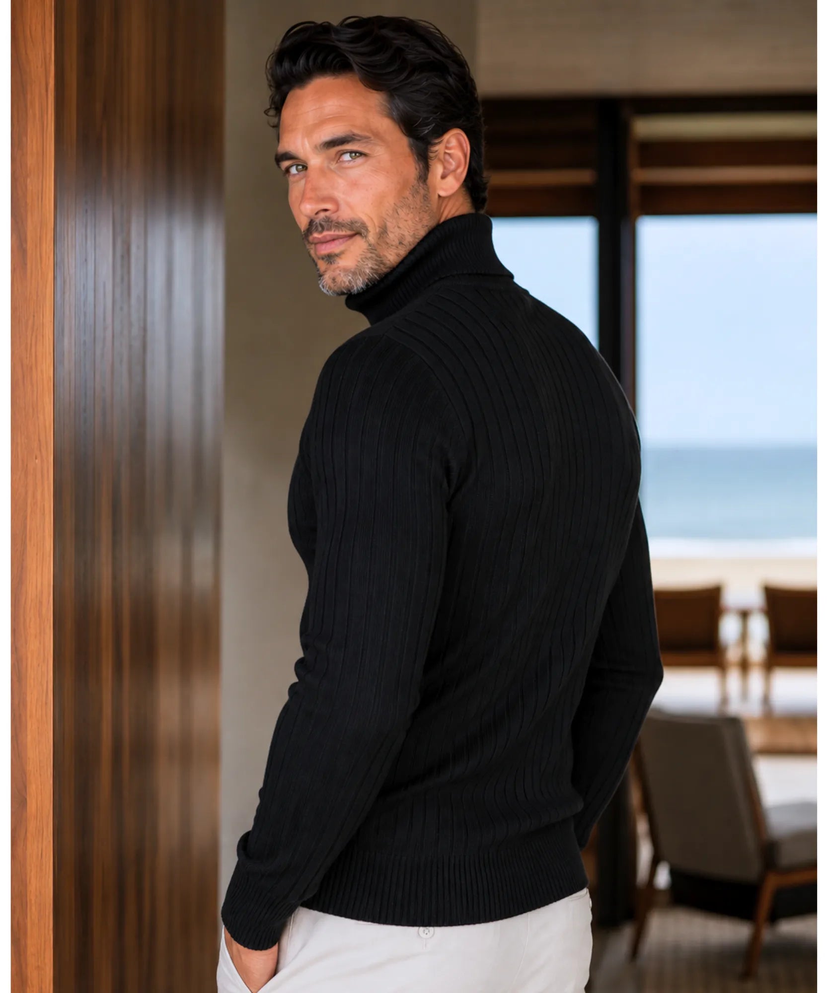 Blusa masculina gola alta tricot preta, vista de costas