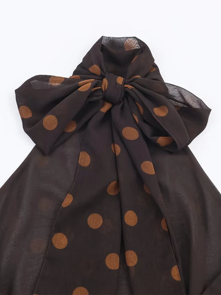 Detalhe do laço da blusa poá marrom