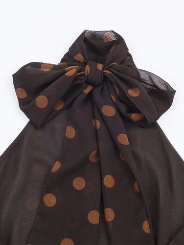 Detalhe do laço da blusa poá marrom