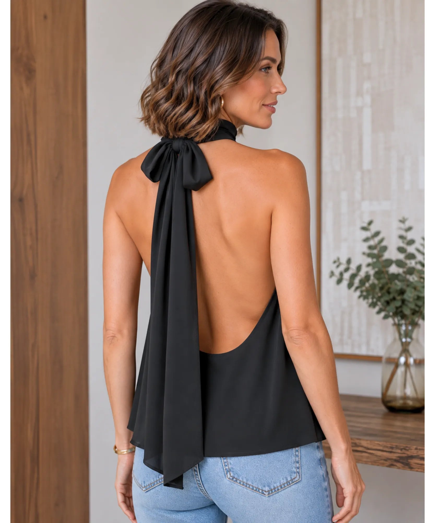 Blusa poá preta vista de costas com laço