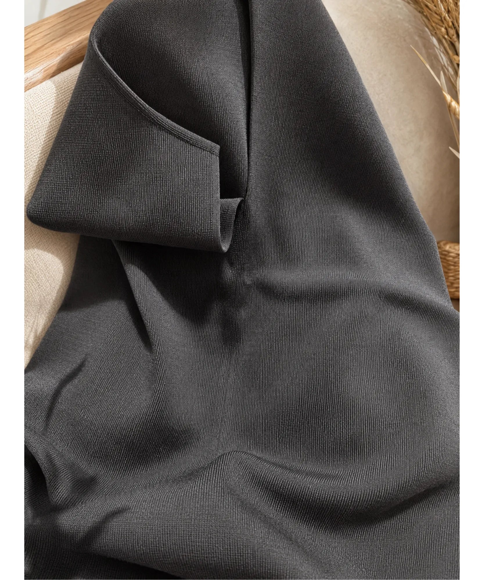 Detalhe do tecido canelado em viscose e poliamida da blusa regata feminina na cor preta