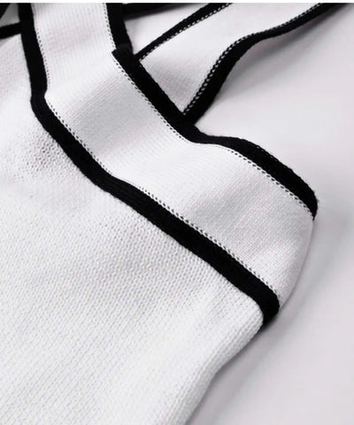 Acabamento em viés preto na borda da blusa regata feminina branca de malha lisa