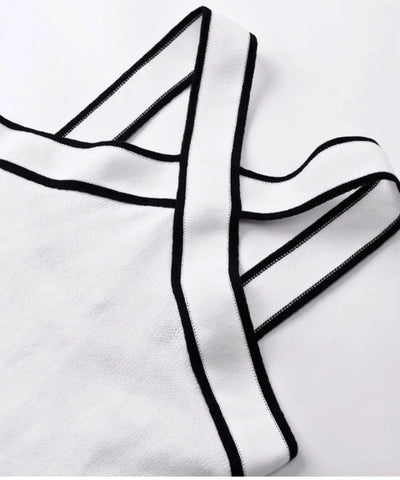 Detalhe das alças cruzadas da blusa regata feminina branca com viés preto embutido