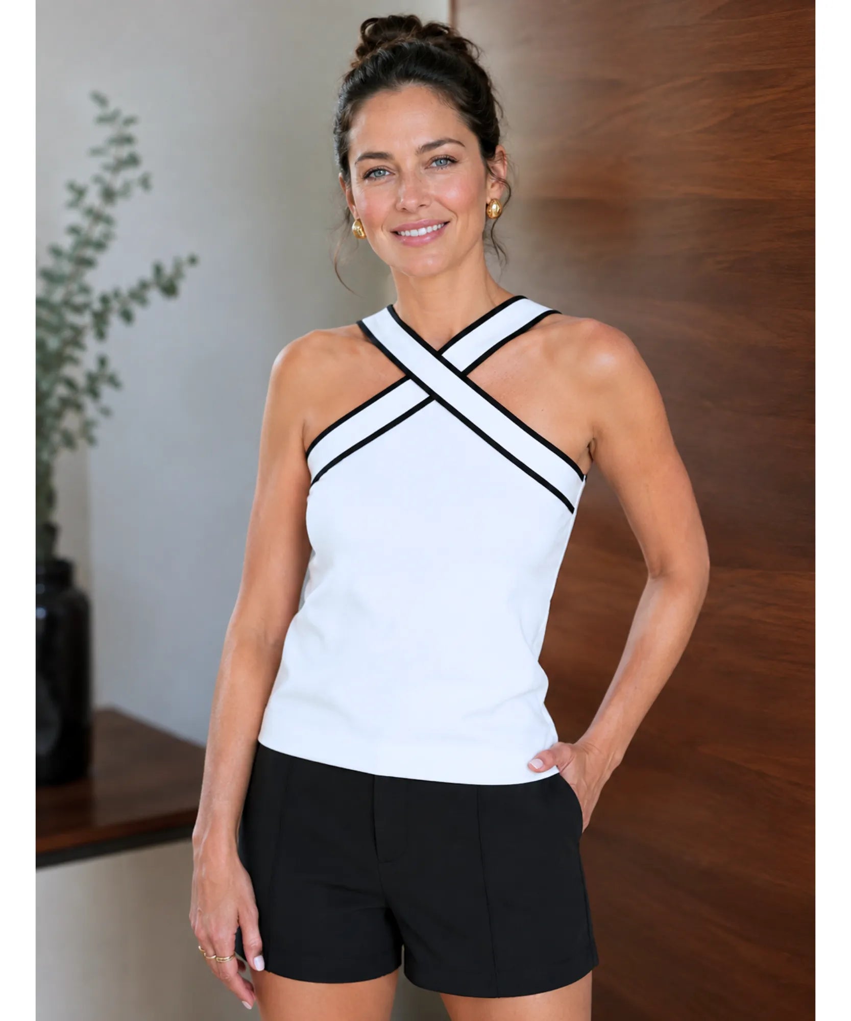 Blusa regata feminina branca de alças cruzadas usada com short preto de alfaiataria
