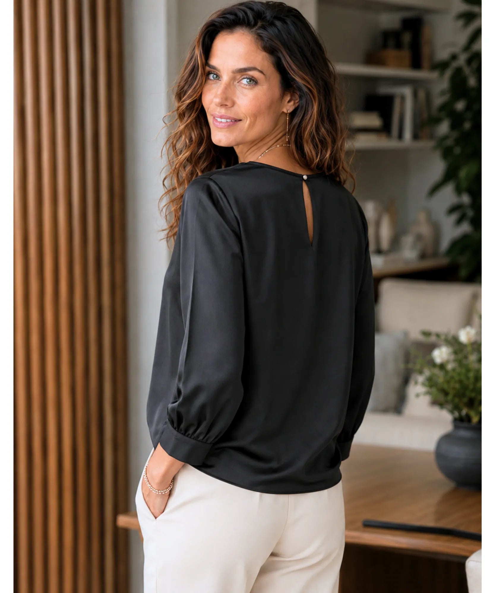 Comprar blusa social feminina cetim com manga 3/4 elegante e versátil para looks sofisticados ou ambiente profissional em promoção ANELLIMN