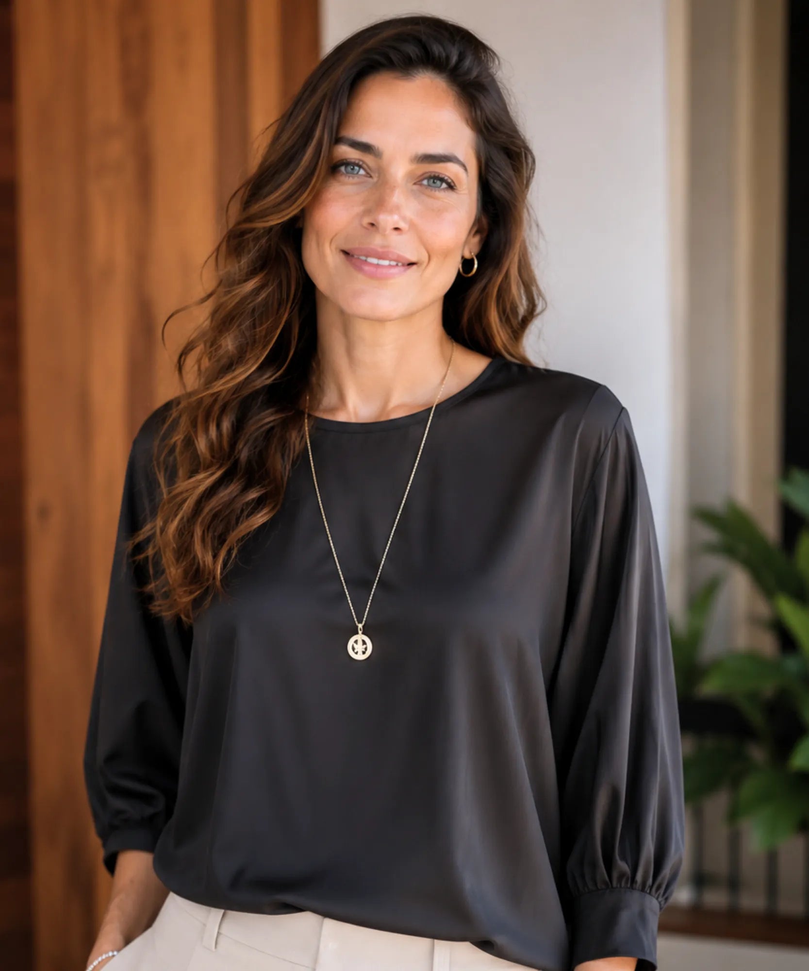 Comprar blusa social feminina cetim com manga 3/4 elegante e versátil para looks sofisticados ou ambiente profissional em promoção ANELLIMN